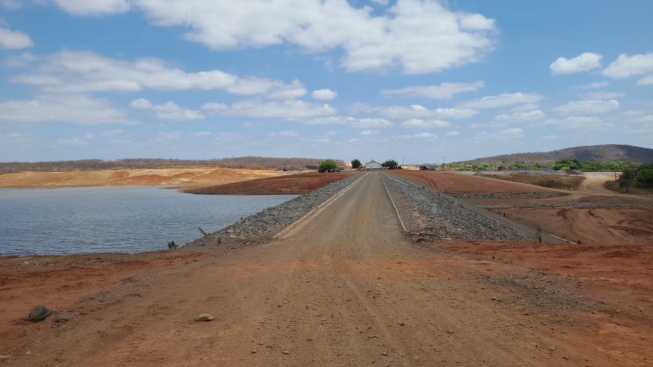 Crista da barragem em inspeção