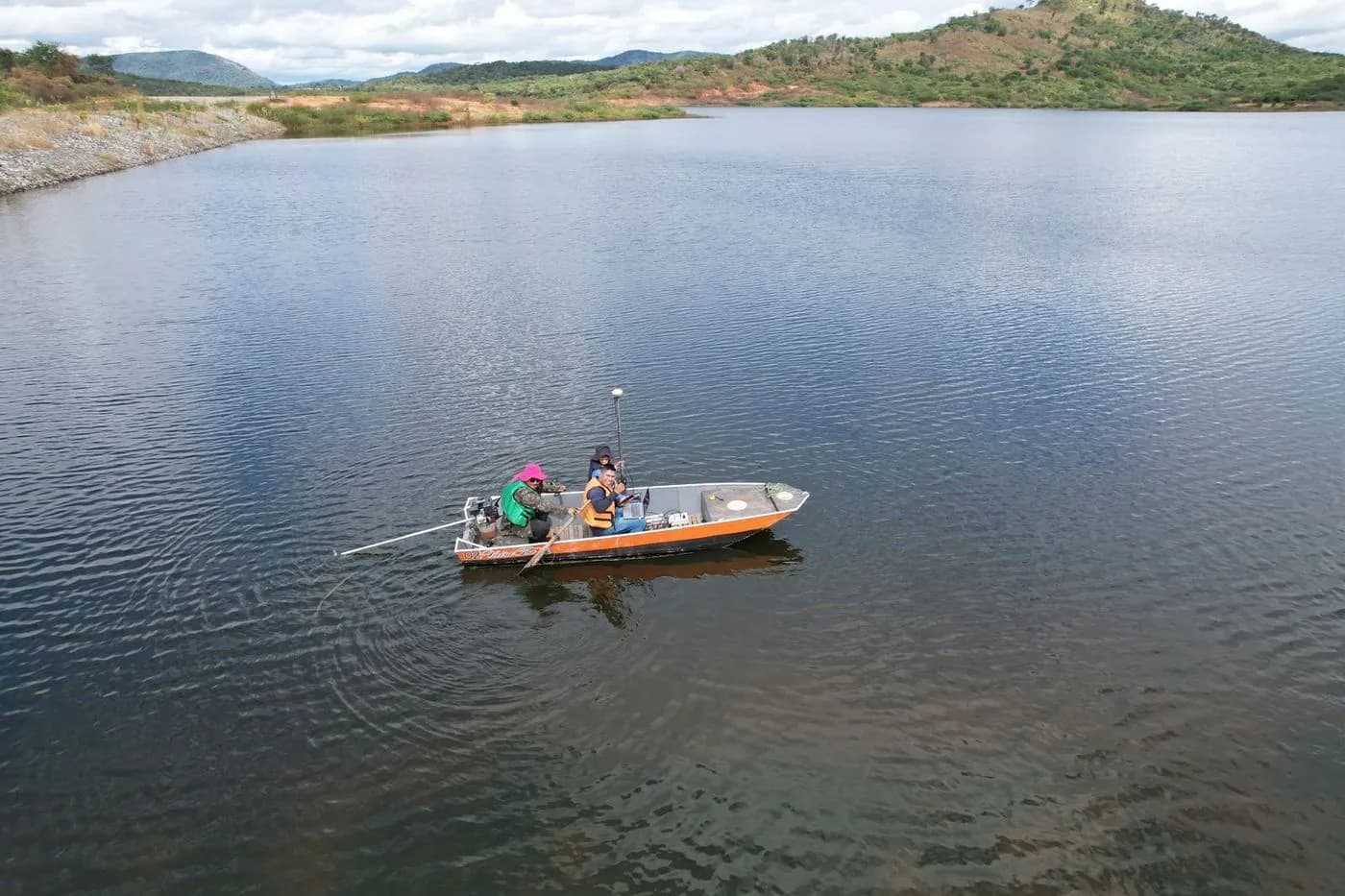 Antena GNSS RTK acoplada ao transdutor durante a navegação